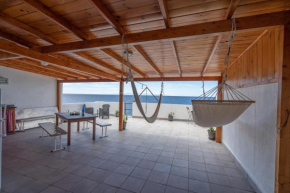 Front line, unbeatable terrace 10m from the sea